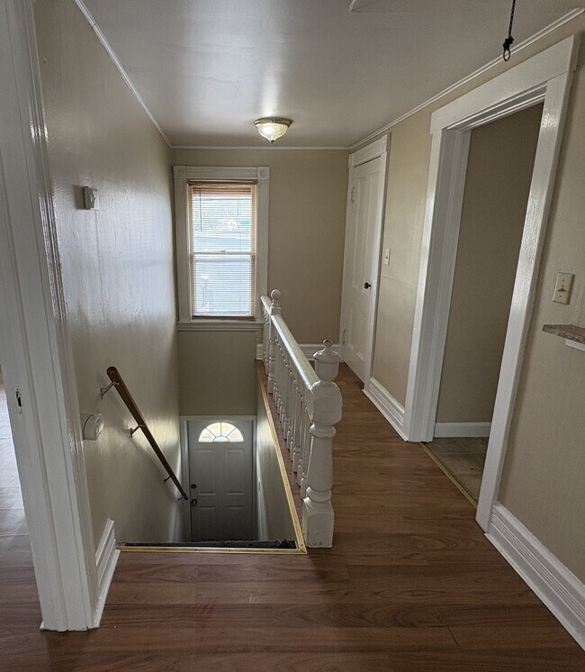 Pasillo - 248 Oakwood Ave