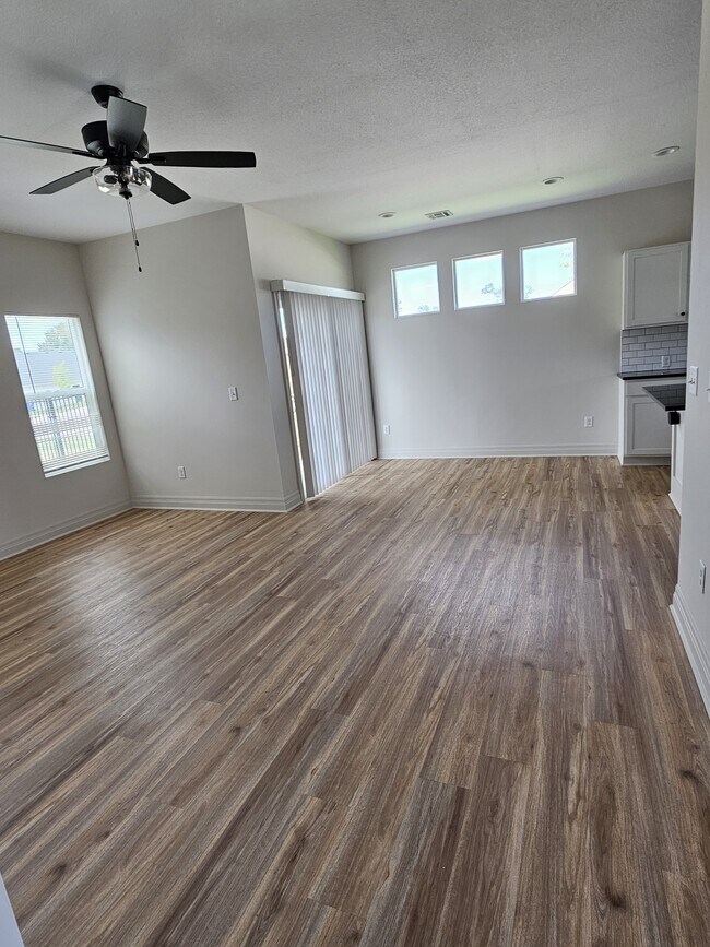 Foto del edificio - 1812 E Village Estates Dr