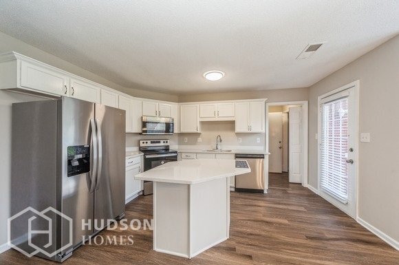 Building Photo - Move in by October 15th - GET $500 OFF 1ST...