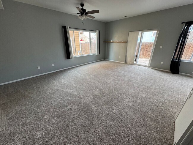 Foto del edificio - 3 Bed 3 Bath Townhouse with a 1 Car Attached Garage!!