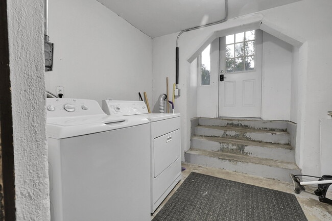 Building Photo - $1,395.00 - 2 Beds, 1 Bath, Condo in Denve...