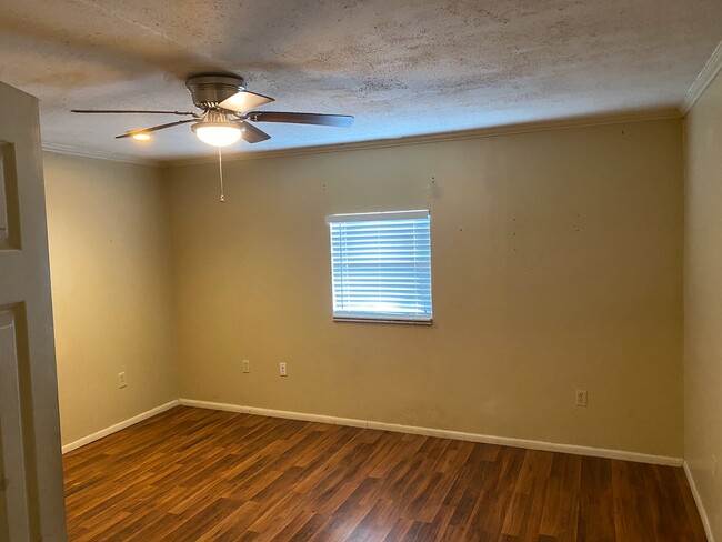 Building Photo - 5210 Silver Lake Dr