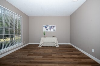 Building Photo - 15510 Park Estates Ln