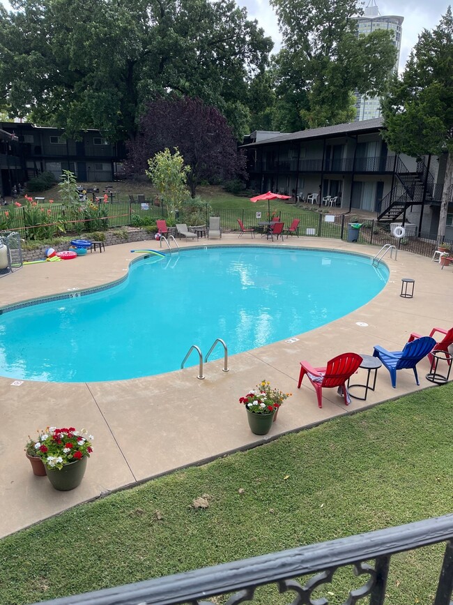 Swimming pool - River Oaks Apartments