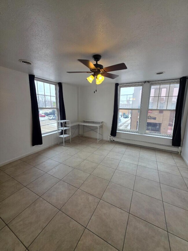 Foto del edificio - 311 E Thayer Ave