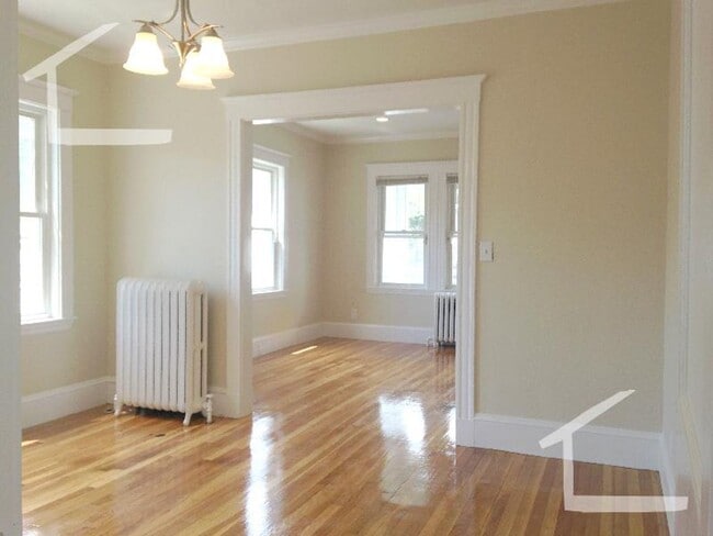 Photo - 9/1 Oversized 4BR/2BA near Oak Sq, Brighton Center Apartment