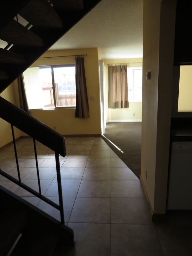 Foto del edificio - Large Two Story Condo In the Orcutt Bluffs with Easy Access to 135/Vandenberg SFB
