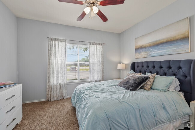 2BR, 2BA - 953SF - Primary Bedroom - Villas at Bandera