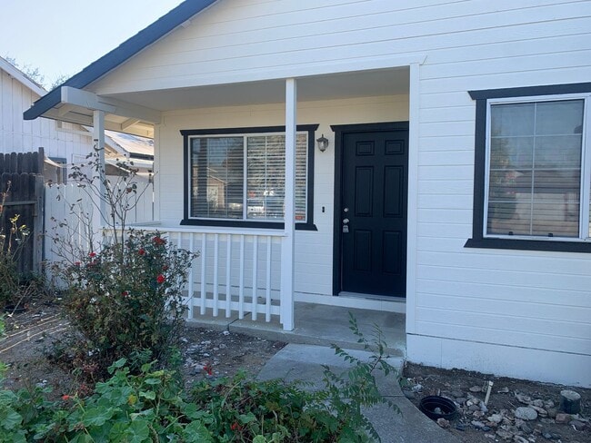 Building Photo - Cute 3 Bedroom