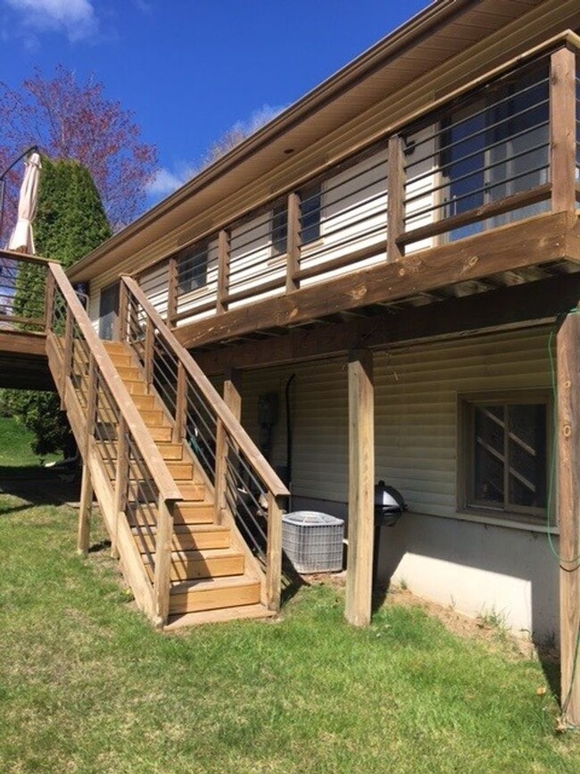 Building Photo - Wooded West Side Retreat! Long Term Rental...