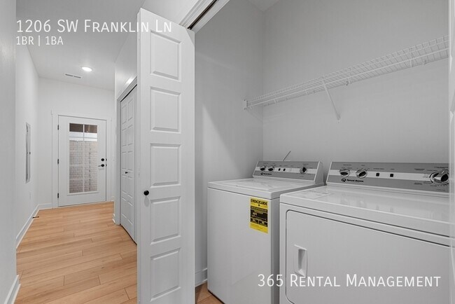 Foto del edificio - 1206 SW Franklin Dr