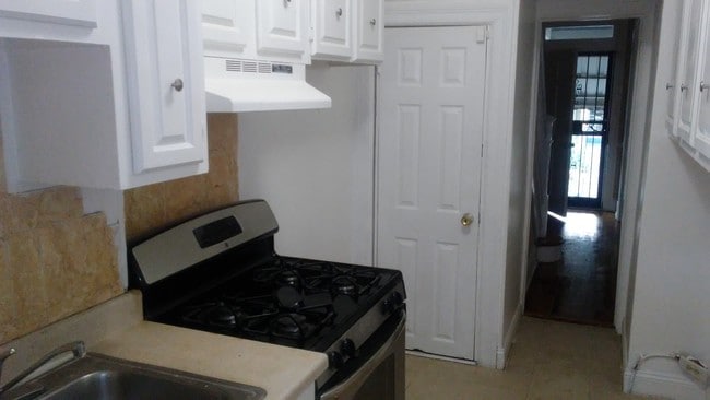 Kitchen - 5025 7th Pl NW