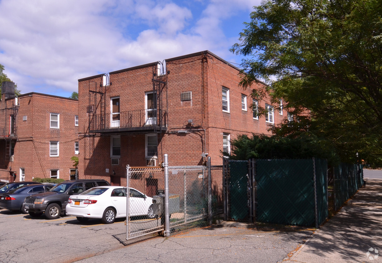 Building Photo - Riverdale Commons Litigated