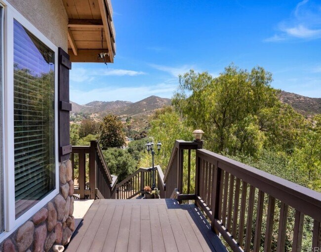 Foto del edificio - Views Galore from this Harbison Canyon Home!