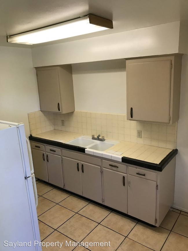 Building Photo - 8 E Stanislaus St