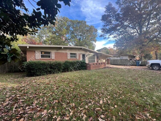 Building Photo - 401 Oak Ln