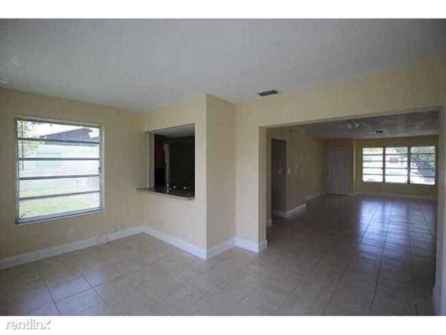 Building Photo - 1005 E River Dr