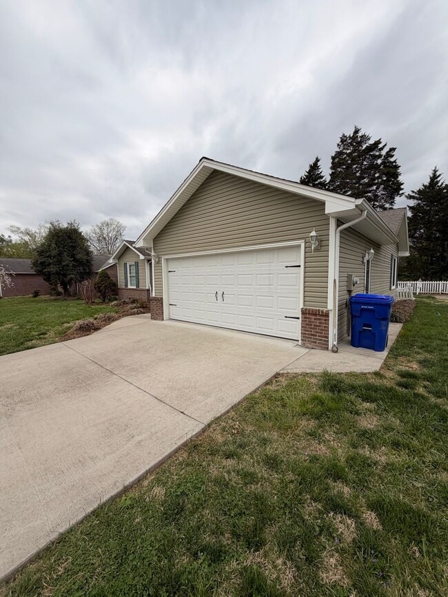Building Photo - 3BR Home | Granite Kitchen | Fireplace | Deck | Fenced Yard