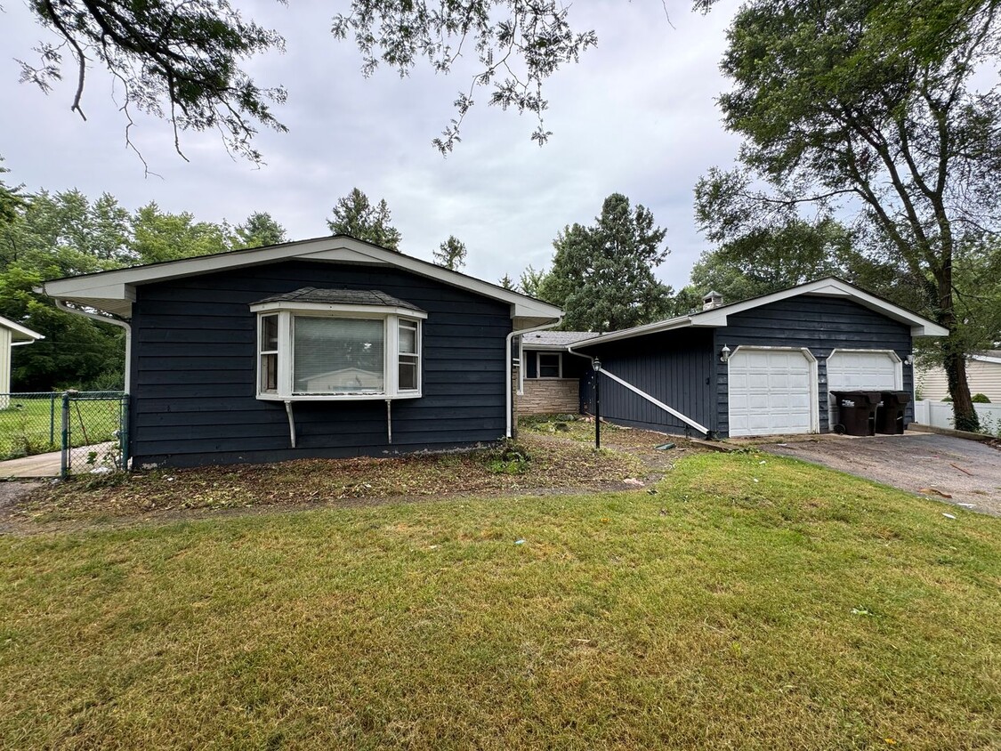 Primary Photo - Lovely Ranch house available
