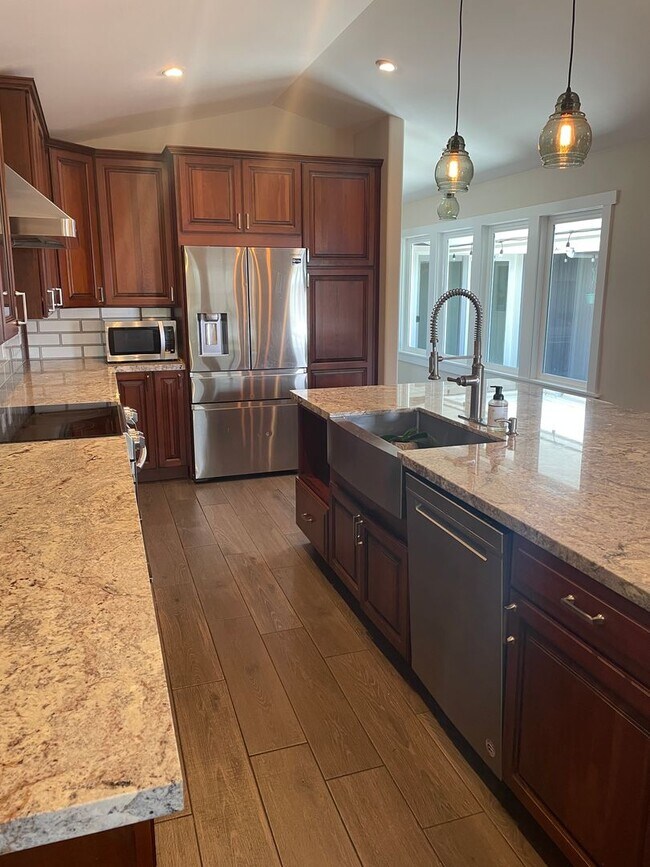 Foto del edificio - Beautiful 3 bedroom 3 bath home on dry sid...