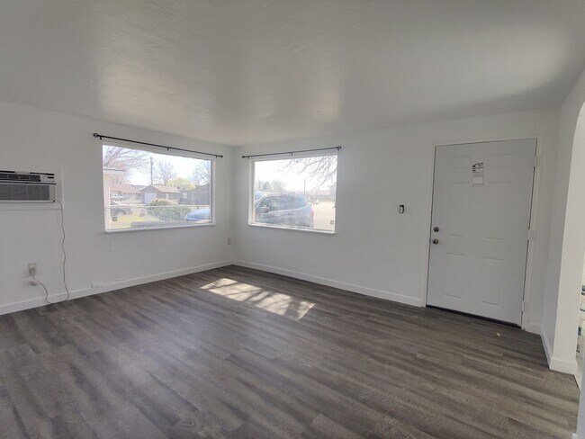 Building Photo - Cute and Cozy Updated Duplex in Kennewick ...