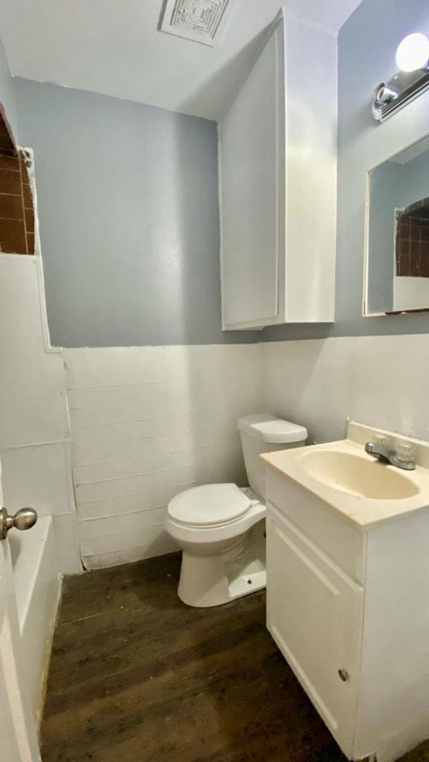 Foto del edificio - Handyman Special $0 First Month's Rent / “You fix, you SAVE BIG!!” Contact Mayshell for details: ...