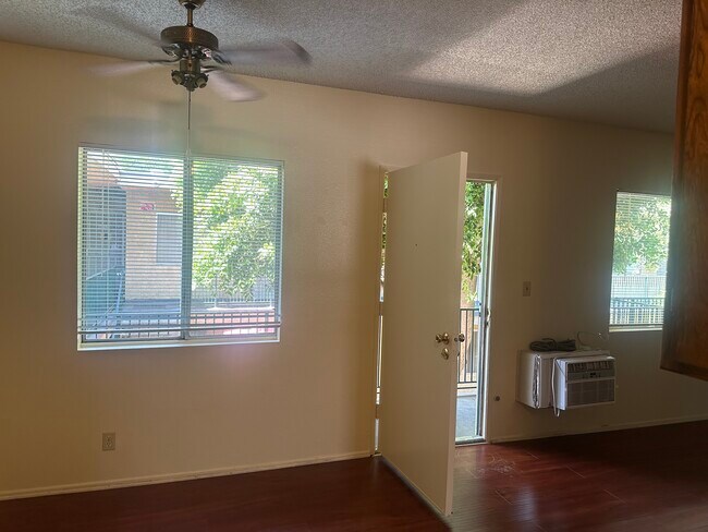 Foto del edificio - 15524 Sherman Way