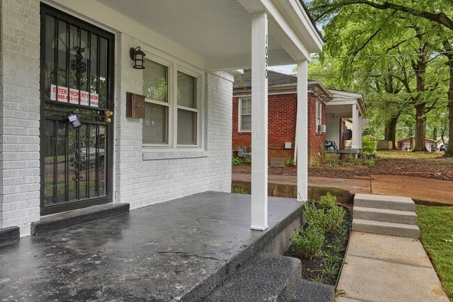 Building Photo - Sherwood Forest Living / 810 sqft / Monitored Alarm