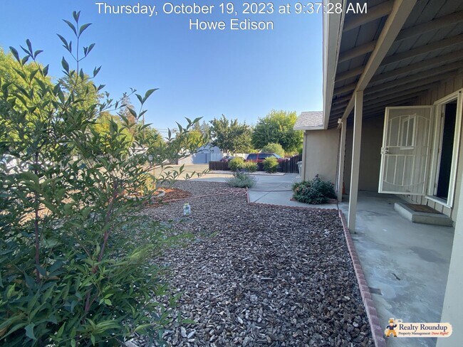 Building Photo - Sunny Three Bedroom Home with Ceramic Tile...