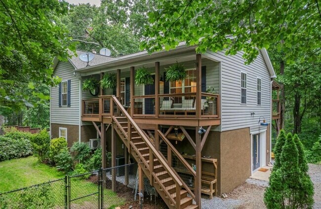 Foto del edificio - 15 Maplewood Dr
