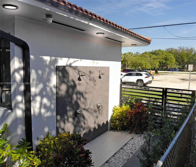 Foto del edificio - 8333 Harding Ave