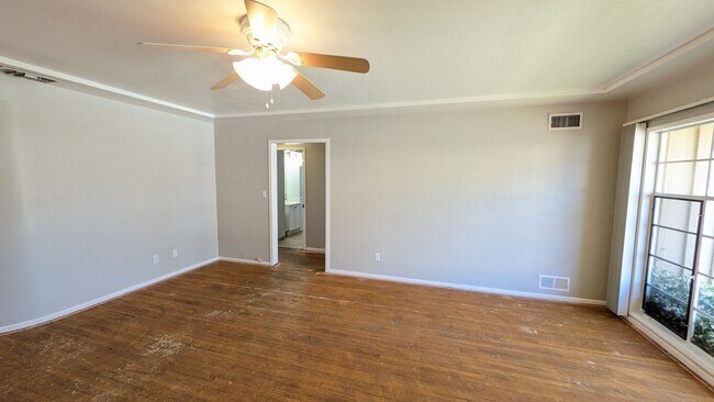 Foto del edificio - Available in July - New flooring and paint