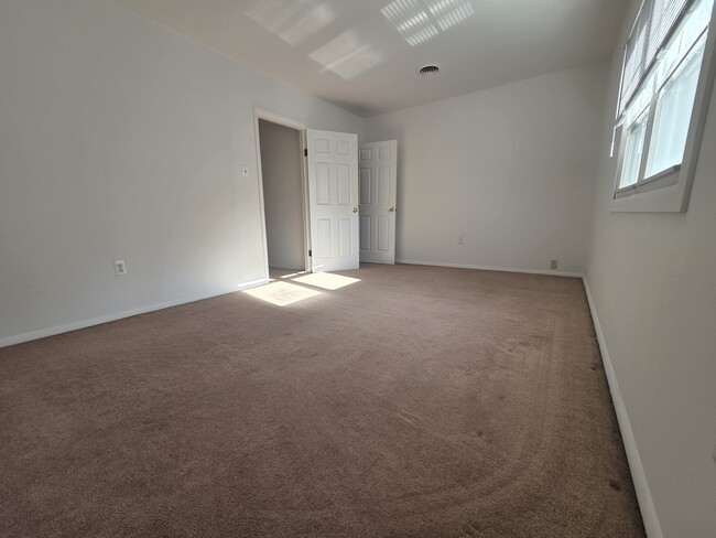 Building Photo - 7 Bridle Path Ln