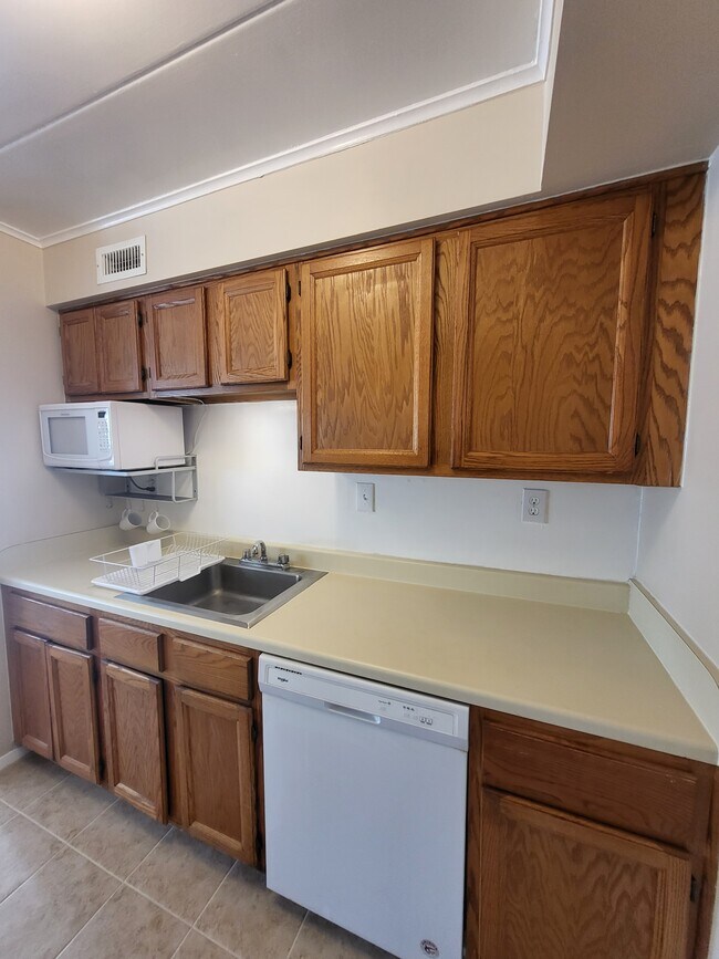 Microwave and dishwasher in kitchen - 1005 Woodrow Ave