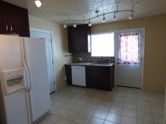 Building Photo - NEWER CARPET & STAINLESS FRIDGE!! BACKS TO...