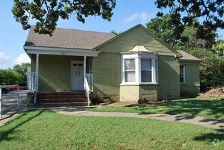 Building Photo - 701 W Sycamore St