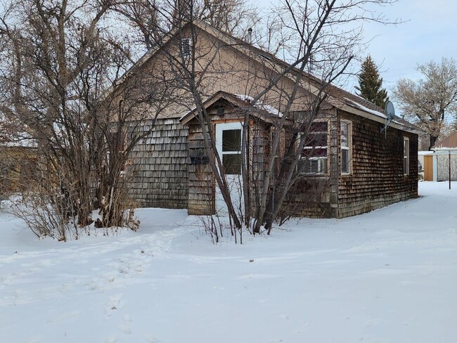 Building Photo - Charming 2-Bed Home