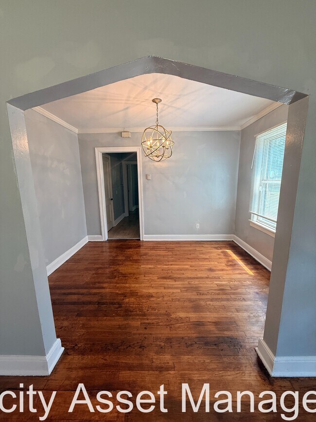 Building Photo - 2308 Larose Ave