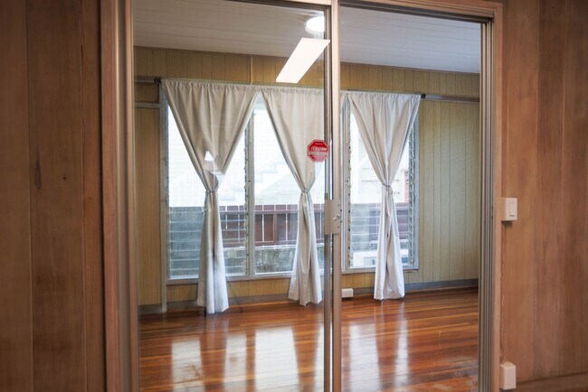 Foto del edificio - Well Maintained home in Manoa Valley, 3 bedrooms, 2 baths