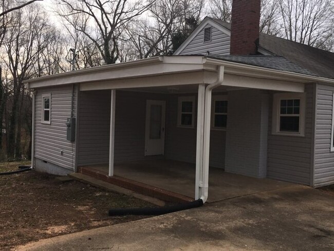 Building Photo - 3 Bedroom Single Family Home