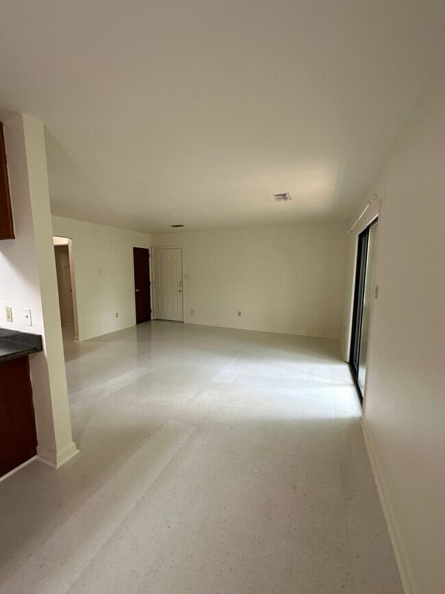 Foto del edificio - 3708 Donovan Drive. Unit C