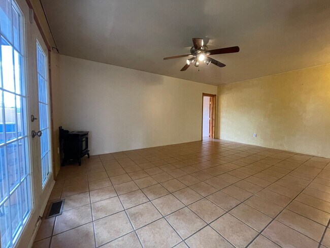 Building Photo - 212 S El Rancho Rd