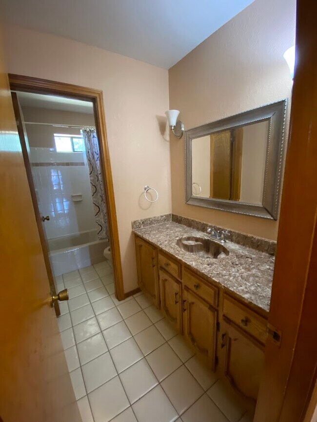 Foto del edificio - 1305 James Cir