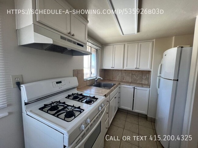 Building Photo - 825 Portola Dr