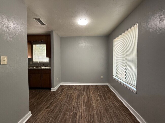 Foto del edificio - Downstairs unit off E Park avail NOW!!!