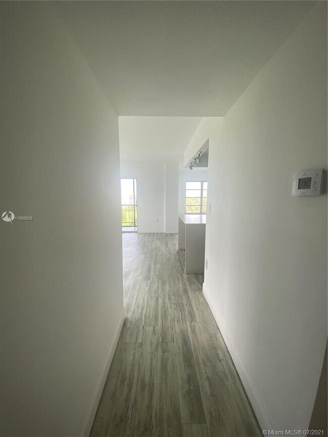 Building Photo - 4164 Inverrary Dr