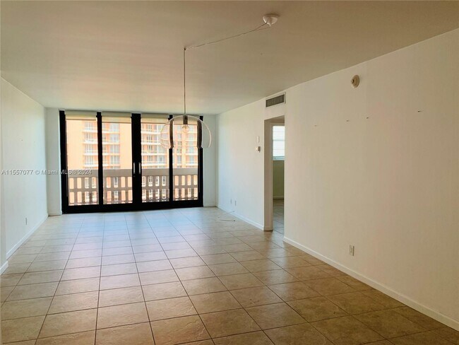 Foto del edificio - 90 Edgewater Dr