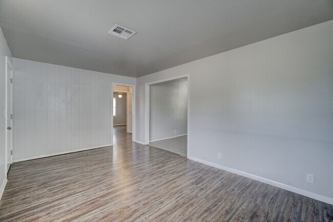 Building Photo - Bethany Rental