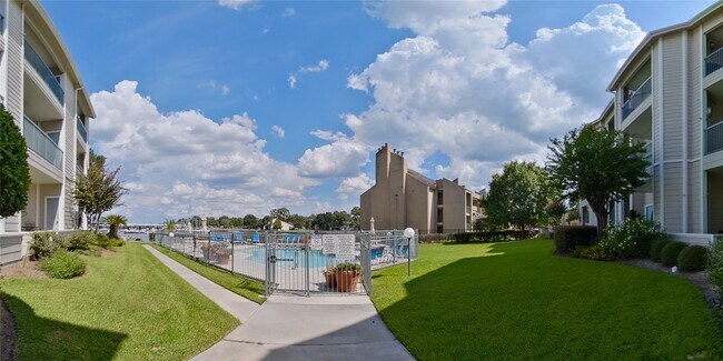 Foto del edificio - 12800 Melville Dr