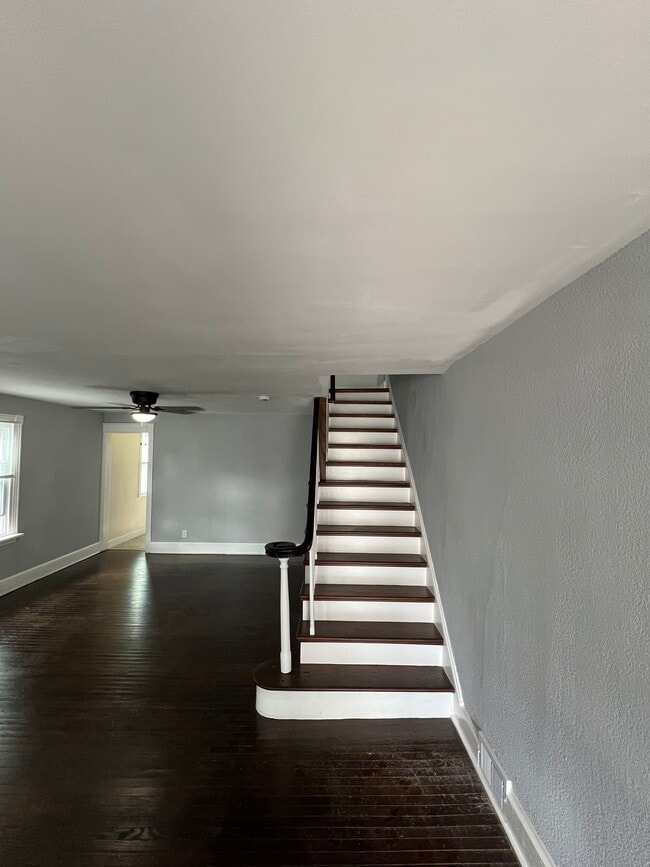 Building Photo - 1312 E 13th St